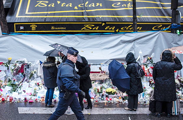 Pessoas prestam homenagens s vtimas dos atentados em frente ao Bataclan, em Paris