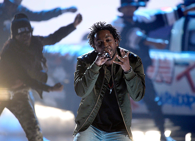 Kendrick Lamar performs "Alright" during the 2015 BET Awards in Los Angeles, California in this June 28, 2015 file photo. Rapper Kendrick Lamar heads into Monday's Grammy awards with a leading 11 nominations and the chance to make history if he wins album and song of the year, categories that have traditionally shunned hip hop artists. REUTERS/Kevork Djansezian/Files ORG XMIT: TOR392