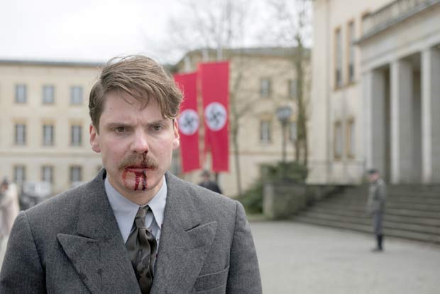 O ator alemo Daniel Brhl no filme 'Alone in Berlin', de Vincent Perez