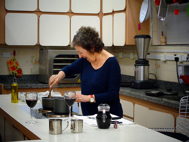 A escritora Ivana Arruda Leite no projeto Cozinha da Doidivana, em 2015