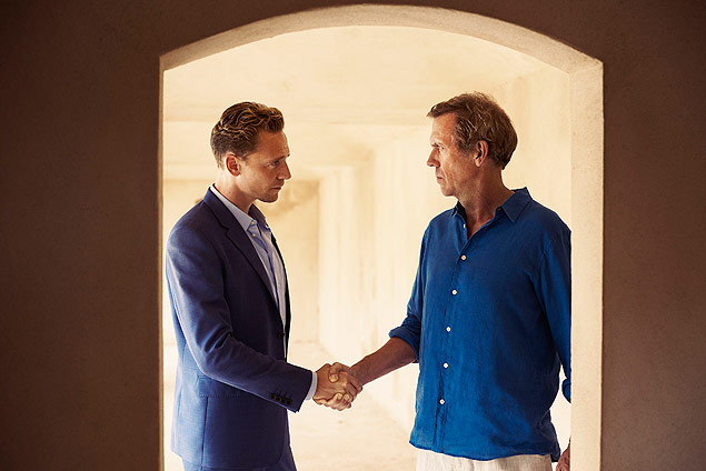Os atores Tom Hiddleston e Hugh Laurie em cena de "The Night Manager", srie do canal pago AMC DIVULGAO ***DIREITOS RESERVADOS. NO PUBLICAR SEM AUTORIZAO DO DETENTOR DOS DIREITOS AUTORAIS E DE IMAGEM***
