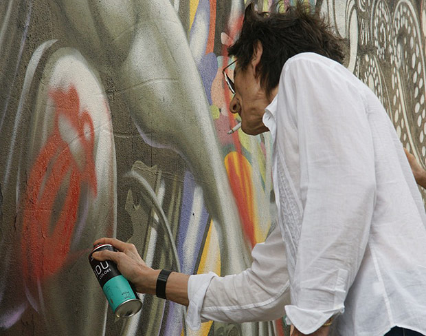 Ron Wood, guitarrista dos Rolling Stones, faz grafite em muro durante visita ao Beco do Batman, no bairro da Vila Madalena, zona oeste de So Paulo