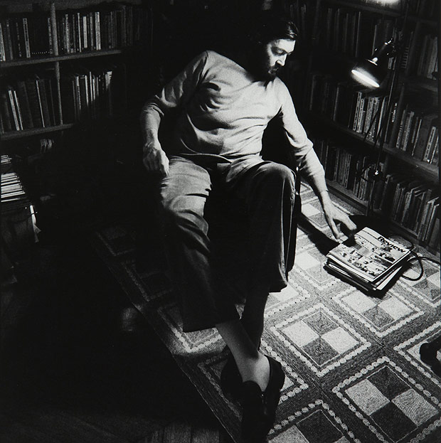 O escritor Julio Cortzar relaxa em seu escritrio, em 1981