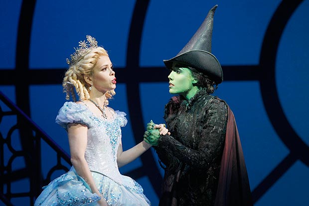 Glinda (Fabi Bang, à esq.) e Elphaba (Myra Ruiz) em "Wicked"