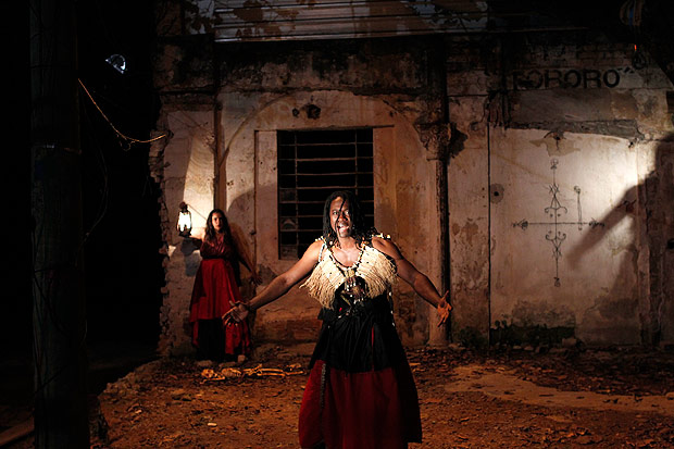 Cena da peça "Cidade Vodu", que fala sobre os haitianos em São Paulo