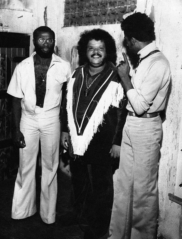 Tim Maia em 1975, entre os DJs Johnny (esq.) e Cesar, em foto da srie de fanzines “Bailes” (grficafbrica), de Danilo de Paulo e Ceclia Arajo, sobre a histria de festas black em So Paulo