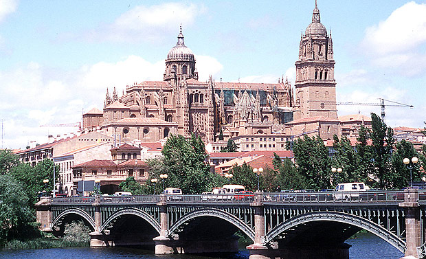 Vista da ponte Enrique Esteban e da catedral da cidade de Salamanca, Espanha. [FSP-Turismo-04.05.98]*** NO UTILIZAR SEM ANTES CHECAR CRDITO E LEGENDA***
