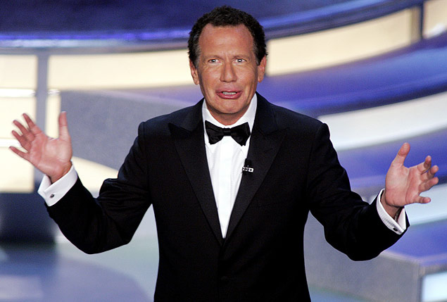 Garry Shandling gestures during the 56th annual primetime Emmy Awards in Los Angeles, California in this September 19, 2004 file photo. Comedian and actor Garry Shandling, best known for his work on the pioneering cable television comedy series, "The Larry Sanders Show," died on March 24, 2016 at age 66, according to the Los Angeles Police Department. REUTERS/Robert Galbraith/Files ORG XMIT: TOR371