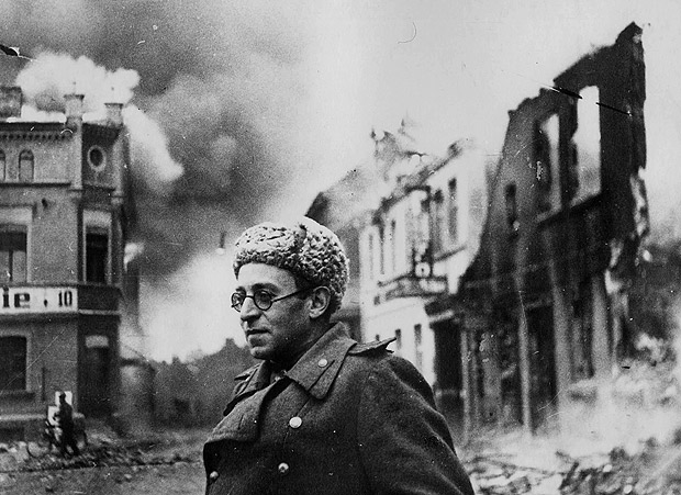 Vasily Grossman with the Red Army in Schwerin, Germany, 1945.(Fotos: Jewish Currents/Divulgacao)