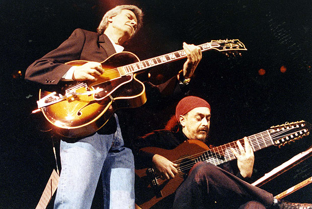 SO PAULO, SP, BRASIL, 14-04-1994: Msica: os msicos Egberto Gismonti e John Mclaughlin, durante show no festival "Heineken Concert", em So Paulo (SP). (Foto: Juan Esteves/Folhapress) 