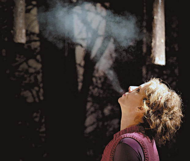 Debora Bloch fuma em cena de 'Os Realistas