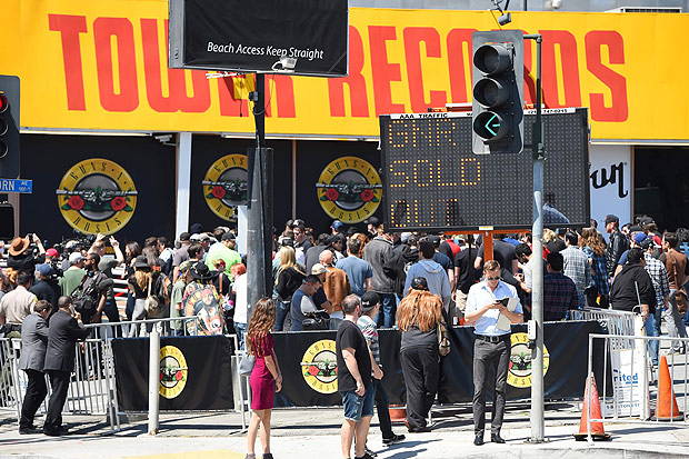 Fs se renem para comprar ingressos de show surpresa do Guns N' Roses, na Califrnia