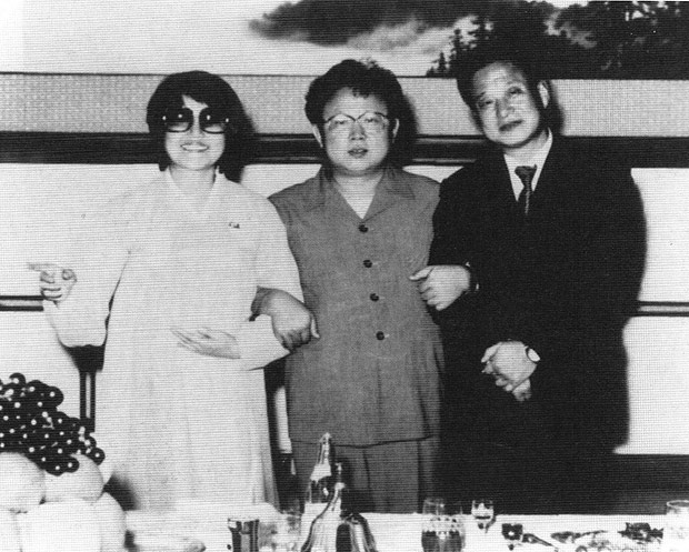 Choi Eun-hee, Kim Jong-il e Shin Sang-ok em uma festa, em 1983 
