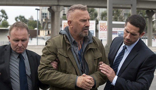 Kevin Costner (centro) como o assassino Jericho, escoltado por agentes da CIA