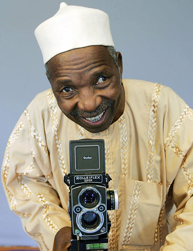 O fotgrafo Malick Sidibe em foto de 2006