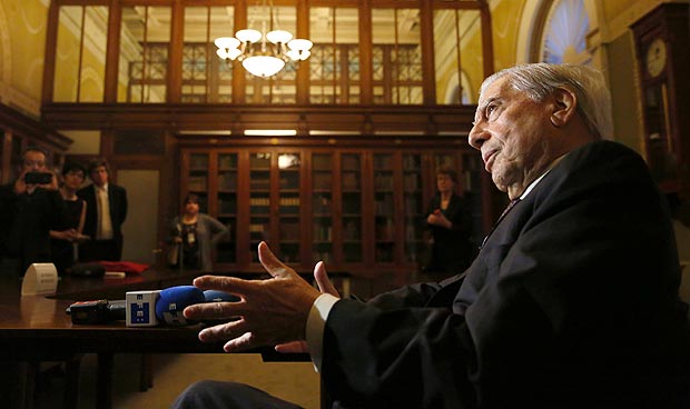 Nobel literature laureate Peruvian novelist Mario Vargas Llosa talks to the media after receiving the Living Legend Award at The Library of Congress in Washington on April 11, 2016. / AFP PHOTO / YURI GRIPAS