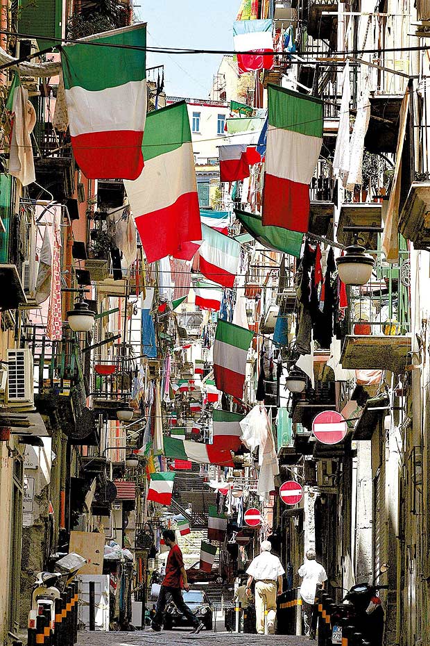 Rua de Npoles decorada com bandeiras italianas no dia da deciso da Copa do Mundo de 2006 