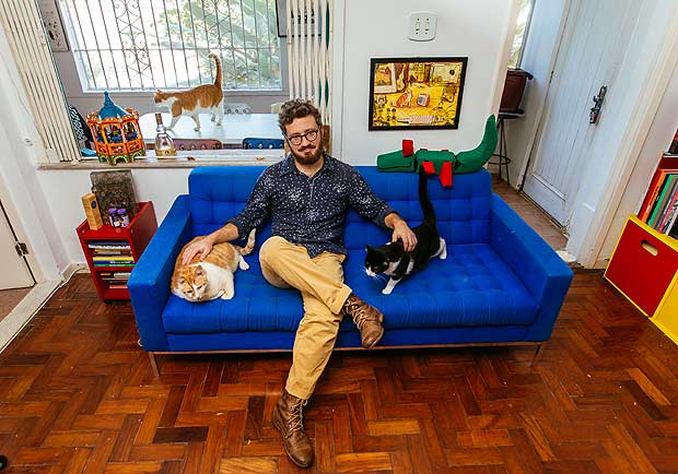 O jornalista Roberto Kaz e seus trs gatos (que no estaro no evento)