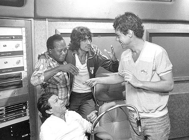 Da esq. para dir., Faro (sentado), os músicos João do Vale, Fagner e Chico Buarque no início dos anos 80