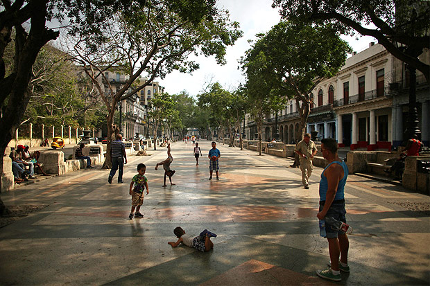 Crianças brincam no Paseo del Prado, local onde será realizado o desfile da Chanel em Havana
