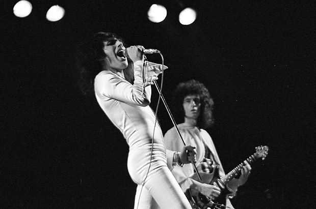 Freddie Mercury no show do Queen no documentrio 