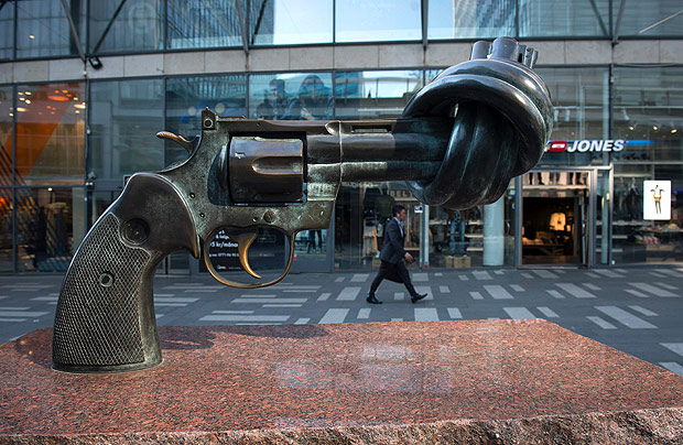 A escultura smbolo da paz, do artista sueco Carl Fredrik Reutersward, em exposio em Estocolmo
