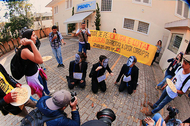 Estudantes em protesto em favor da abertura da CPI da Merenda, em frente ao diretrio do PSDB