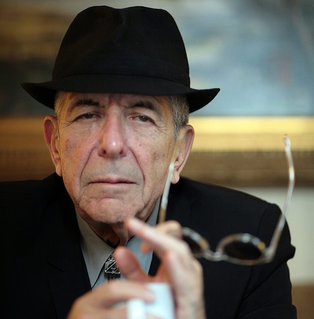 (NYT) NEW YORK -- Feb. 24, 2009 -- COHEN-MUSIC-4 -- Musician Leonard Cohen during an interview at the Warwick Hotel in New York in February 2009. When Cohen was in a monastery for five years in the 1990s, his manager lost his entire fortune of about $5 million and essentially stole his publishing rights; Cohen won a suit against her in 2005 but has yet to see any money and is reportedly almost broke. Now the 74-year-old will announce a live CD and DVD and a major United States tour that is rumored to include the Coachella festival. (Fred R. Conrad/The New York Times) ORG XMIT: NYT ***DIREITOS RESERVADOS. NO PUBLICAR SEM AUTORIZAO DO DETENTOR DOS DIREITOS AUTORAIS E DE IMAGEM***