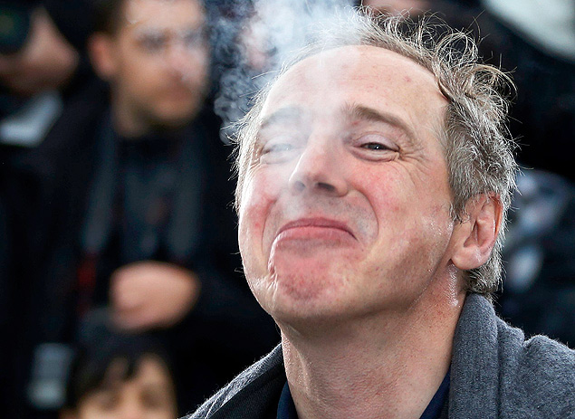 Arnaud Desplechin fuma durante sesso de fotos do filme 'Jimmy P.', no 66 Festival de Cannes, em 2013
