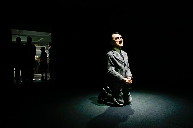 A obra 'Him', do italiano Maurizio Cattelan, mostra Hitler de joelhos rezando