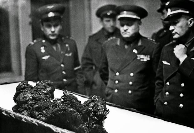 Os restos do cosmonauta russo Vladimir Komarov em um caixo aberto. Crditos: NPR/RIA Novosti/Photo Researchers Inc