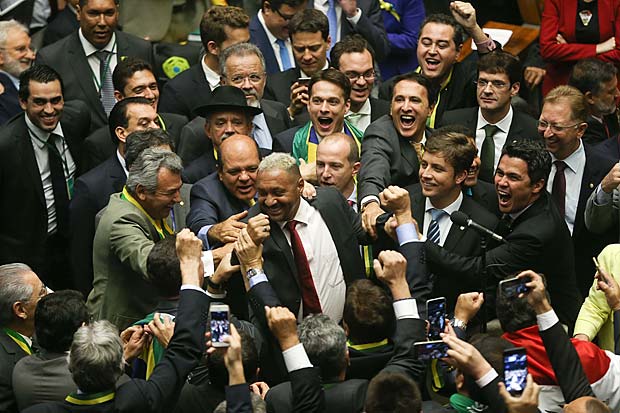O deputado Tiririca vota na Cmara o pedido de impeachment da presidente Dilma Rousseff