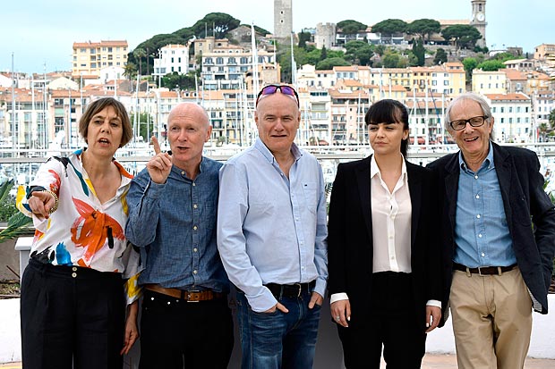 (FromL) British producer Rebecca O'Brien, British screenwriter Paul Laverty, British actor Dave Johns, British actress Hayley Squires and British director Ken Loach pose on May 13, 2016 during a photocall for the film "I, Daniel Blake" at the 69th Cannes Film Festival in Cannes, southern France. / AFP PHOTO / ALBERTO PIZZOLI