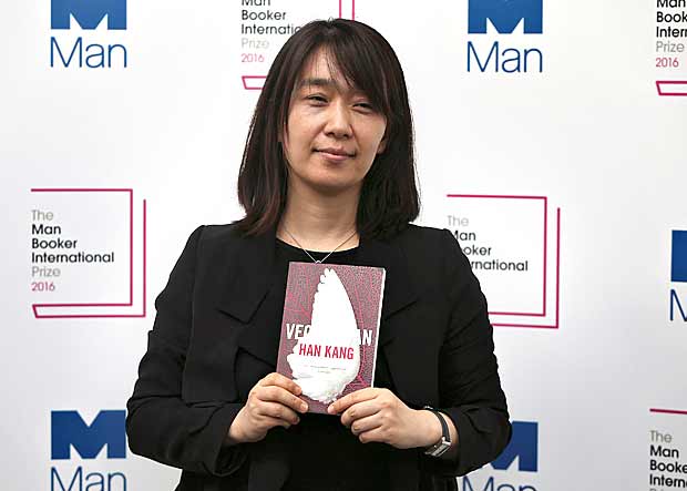 A escritora sul-coreana Han Kang posa com seu livro 