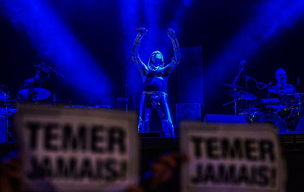 SAO PAULO - SP - Virada cultural comea com show de Ney Matogrosso e protesto de Fora Temer.. 21/05/2016 - Foto Marlene Bergamo/Folhapress - 017
