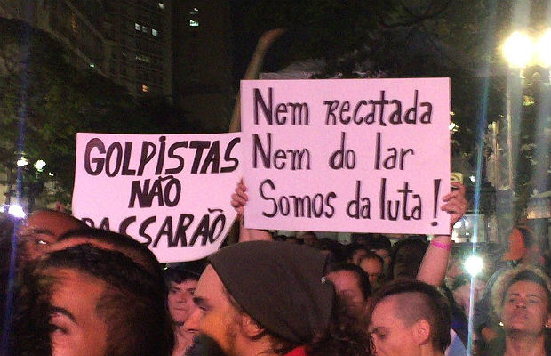 Plateia do show de Ellen Oléria na Virada Cultural 2016 levanta cartazes de "Golpistas não passarão" e "Nem recatada nem do lar"