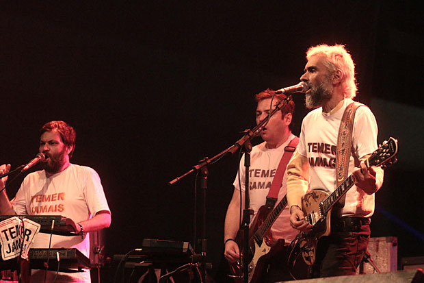 A banda Cidado Instigado usa camiseta com os dizeres 'Temer jamais' durante apresentao no palco Rio Branco