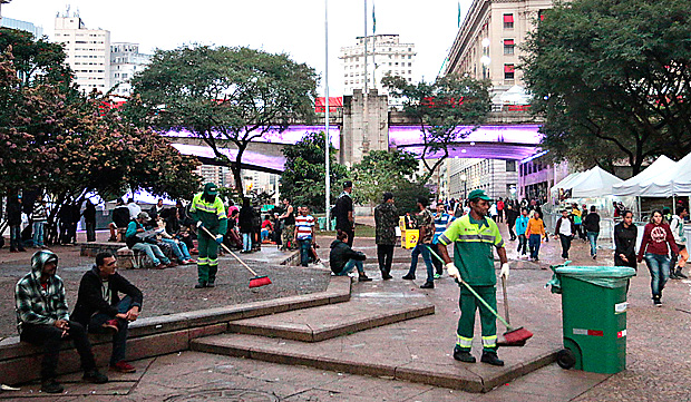 As ruas de So Paulo vo sendo limpas para a manh deste domingo da Virada Cultural