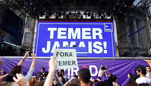 Cartaz com os dizeres "Temer Jamais!", no show do cantor Criolo, na virada Cultural 2016, em SP