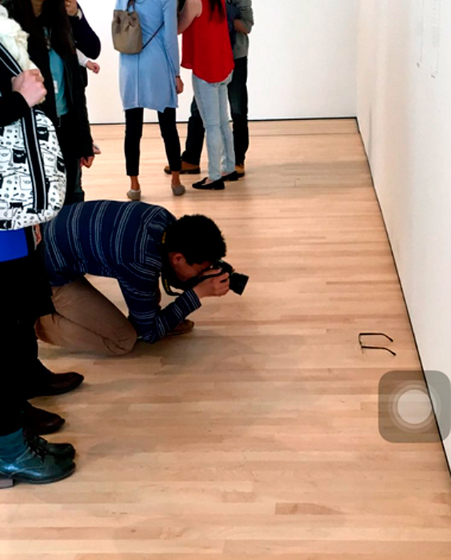 Visitantes confundem culos no cho como obra de arte nos EUA
