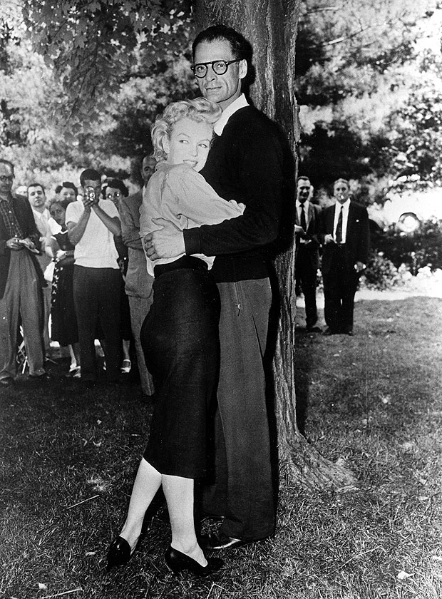 Marilyn abraa o dramaturgo Arthur Miller aps seu casamento em Nova York, em 1956