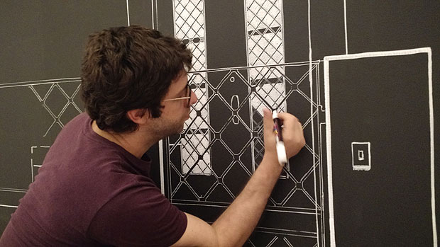Joo Galera desenha em uma das paredes do Museu da Casa Brasileira para a exposio 