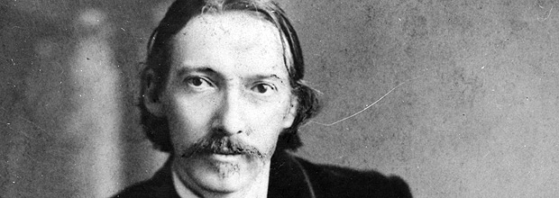 Literatura: retrato do escritor escocês Robert Louis Stevenson (1850-1894). *** circa 1880: Scottish novelist, poet and traveller Robert Louis Stevenson (1850-1894). He was born in Edinburgh, and after considering professions in law and engineering, he pursued his interest in writing. A prolific literary career ensued, which flourished until his death in Samoa in 1894. Among his most famous works are 'Kidnapped', 'Treasure Island' and 'The Strange Case of Dr Jekyll and Mr Hyde'. (Photo by Hulton Archive/Getty Images) ***DIREITOS RESERVADOS. NÃO PUBLICAR SEM AUTORIZAÇÃO DO DETENTOR DOS DIREITOS AUTORAIS E DE IMAGEM***
