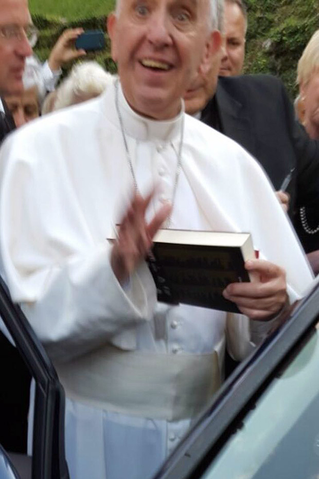 Papa Francisco recebe livro que denuncia golpe no Brasil, com impeachment de Dilma. Credito: Arquivo pessoal ***DIREITOS RESERVADOS. NO PUBLICAR SEM AUTORIZAO DO DETENTOR DOS DIREITOS AUTORAIS E DE IMAGEM***