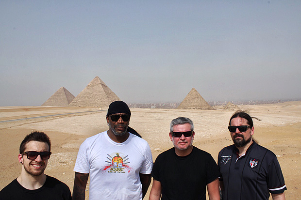 A banda brasileira de metal Sepultura no Egito, onde fariam show