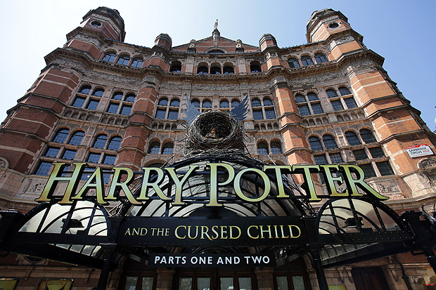 A fachada do Palace Theatre, em Londres, promove a pea 'Harry Potter and the Cursed Child