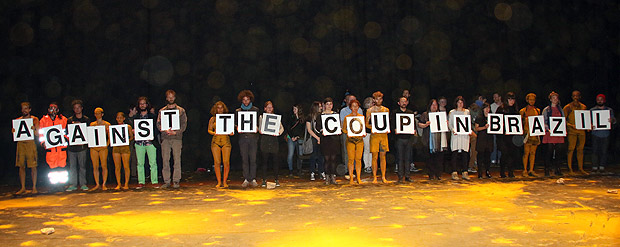 Performance da coregrafa Lia Rodrigues em festival da Alemanha, com a frase 'contra o golpe no Brasil