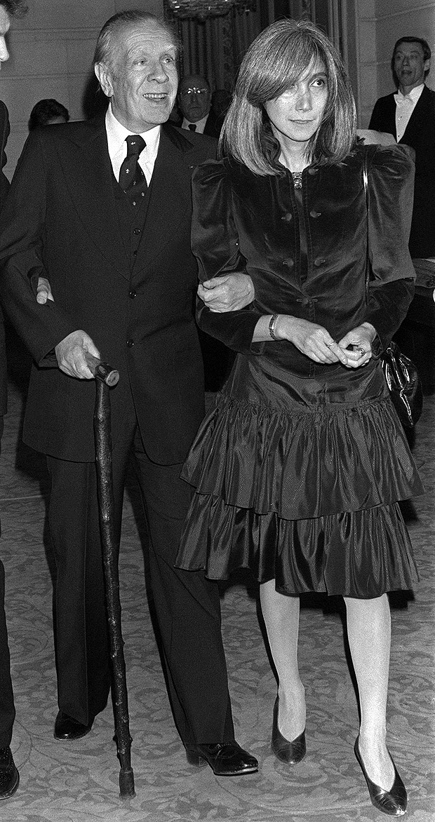 ORG XMIT: 081201_1.tif Argentine writer Jorge Luis Borges (C) with his wife Maria Kodama arrives at the Elyse Palace, in Paris 19 January 1983, before being awarded with the Legion of Honor by French President Franois Mitterrand. AFP PHOTO JOEL ROBINE