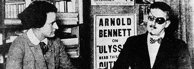 Sylvia Beach, que editou "Ulisses", e o escritor James Joyce na livraria Shakespeare and Co., em Paris, em 1922 