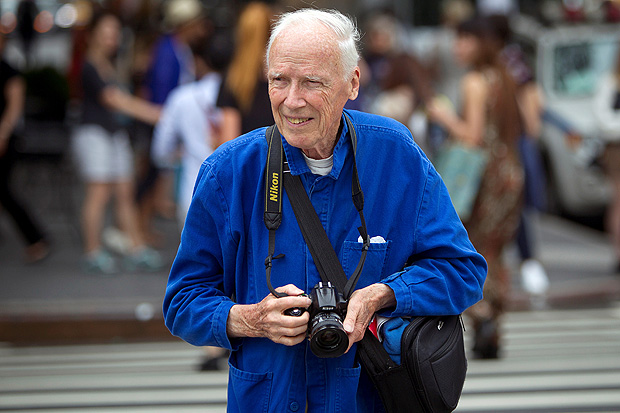New York Times photographer Bill Cunningham crosses the street after taking photos during New York Fashion Week in the Manhattan borough of New York September 6, 2014. REUTERS/Carlo Allegri/File Photo ORG XMIT: NYC107